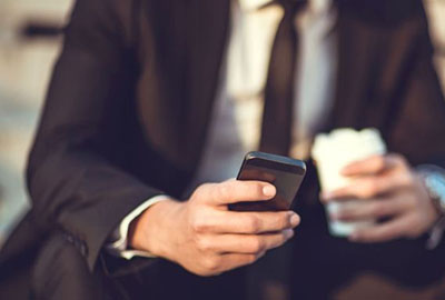 Làm gì khi phát hiện chồng nhắn tin với gái?